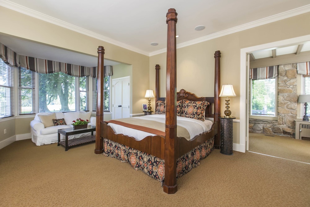 Room, 1 King Bed, Private Bathroom (Edward Suite) photo 1