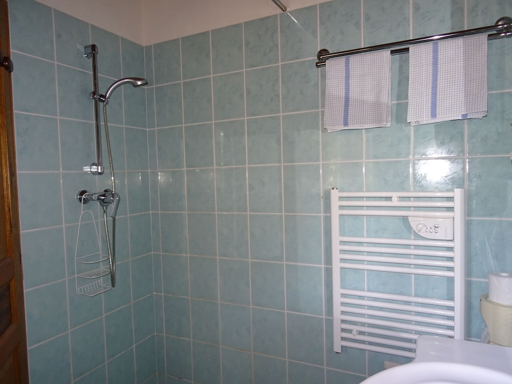 Comfort Triple Room, Private Bathroom, Pool View (Les Cyprès) photo 3