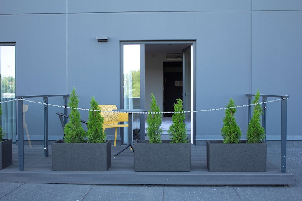 Superior Room, Terrace (Airport View) - Photo 6