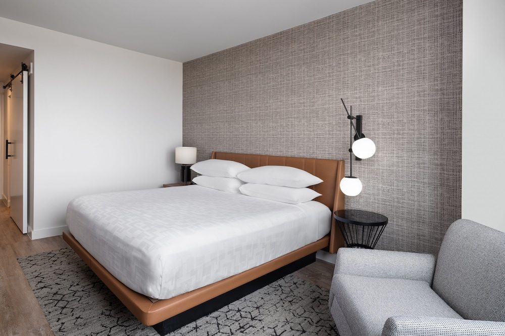 Deluxe Room, 1 King Bed, Golf View photo 2