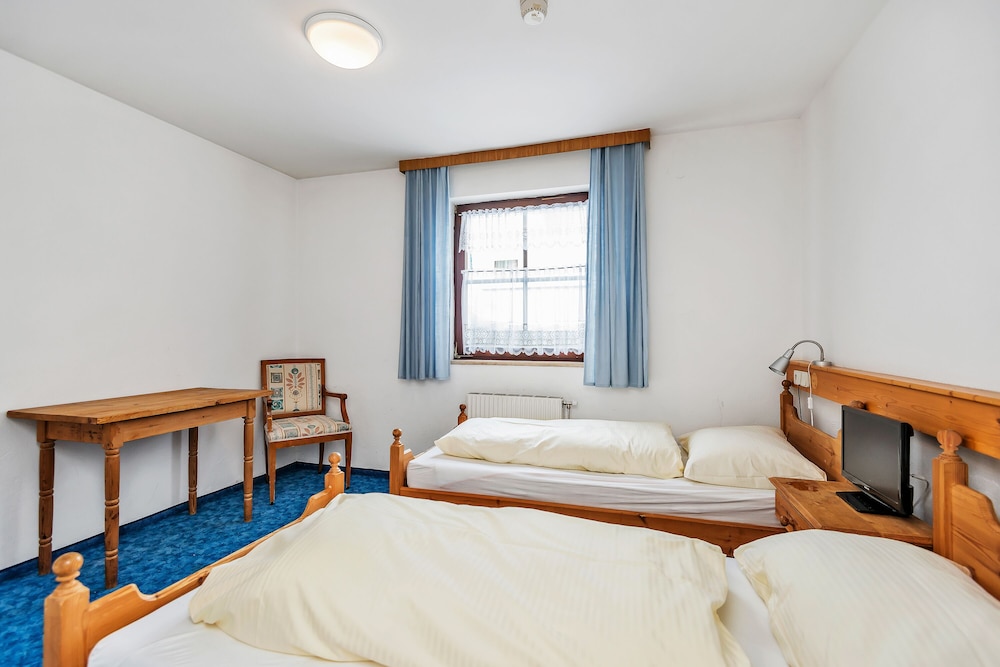 Economy Twin Room photo 2