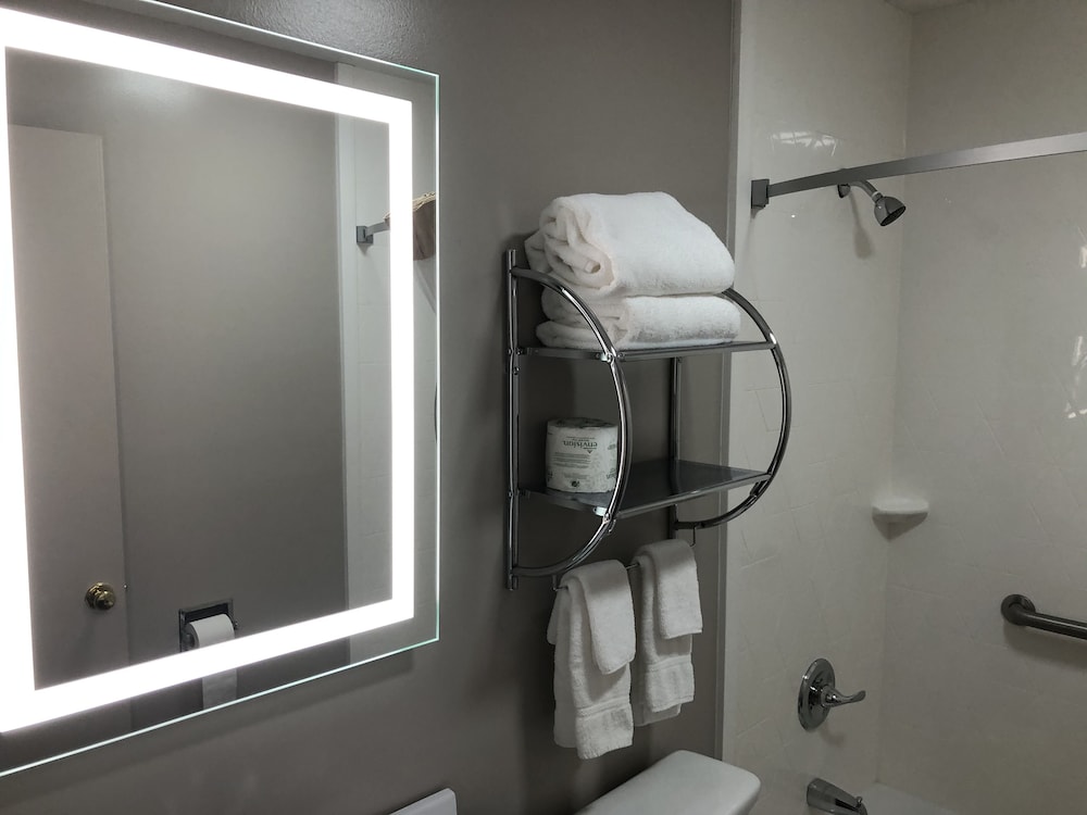 Basic Double Room, 2 Queen Beds, Refrigerator & Microwave - Photo 6