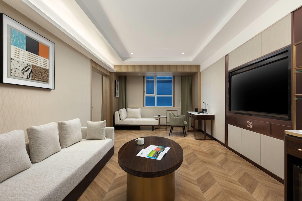Standard Suite, 1 King Bed photo 2