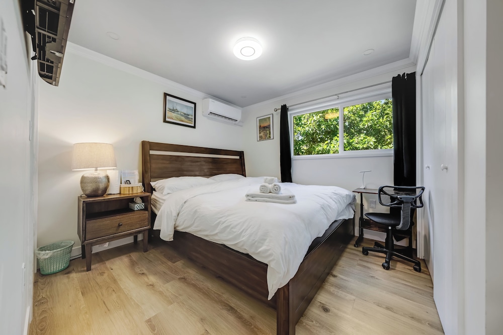 Grand Single Room, 1 King Bed, Garden View photo 2
