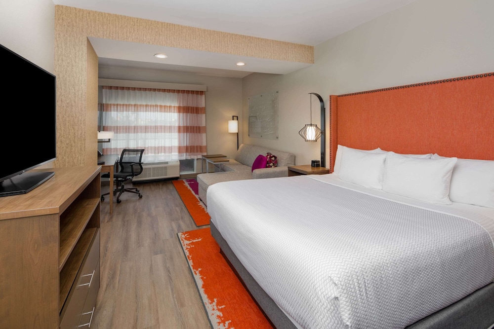 Deluxe Room, 1 King Bed, Non Smoking - Photo 1