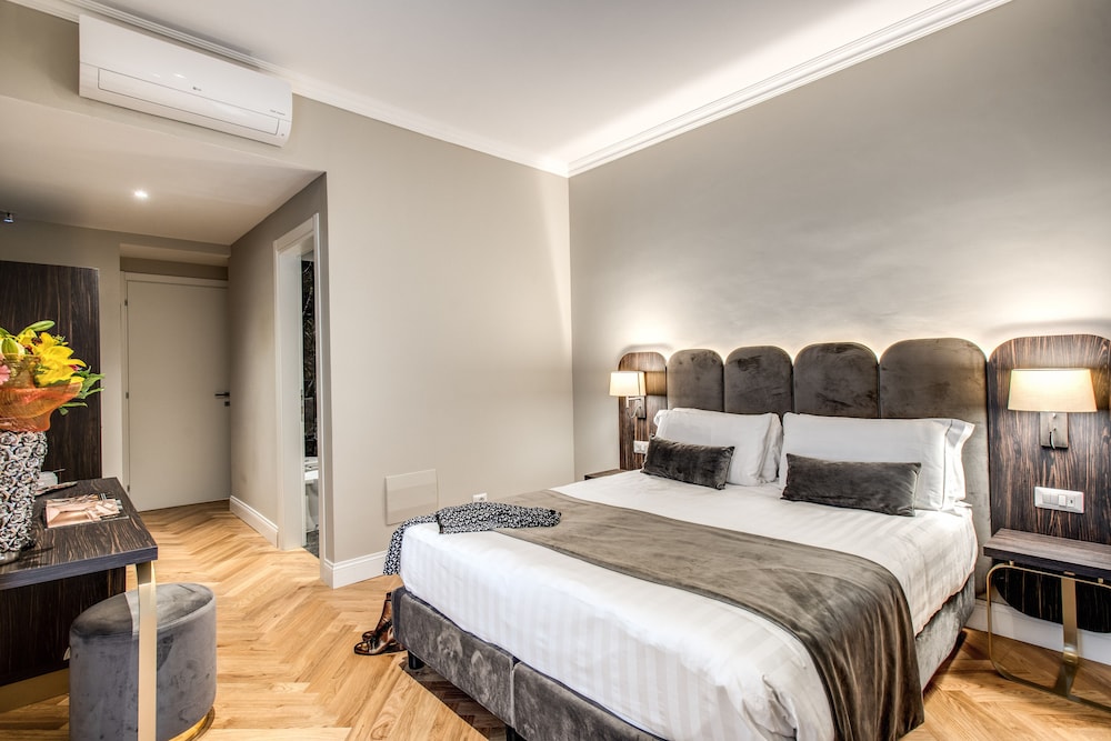 Superior Double Room, Annex Building (Via del Tritone 66)