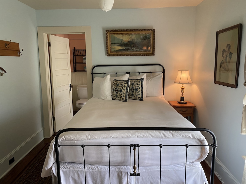 Standard Double Room, 1 Double Bed, Bathtub (Emily) photo 1