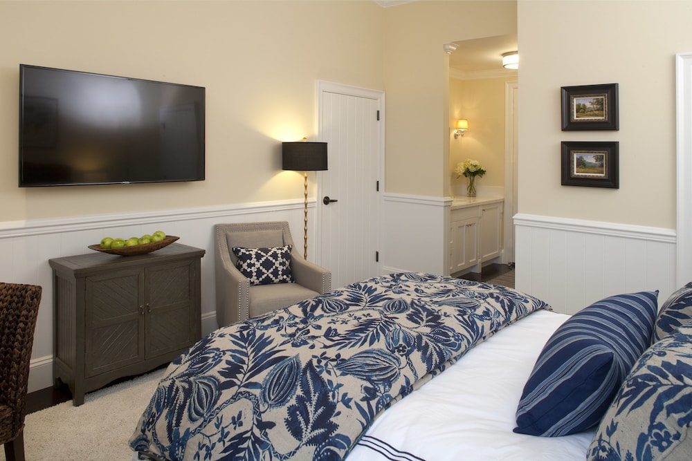 Luxury Room, 1 Queen Bed, Pool View (Pet Friendly) photo 2