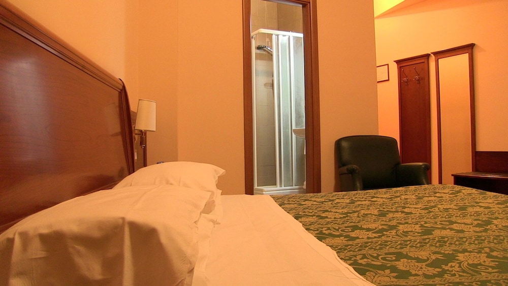 Standard Double or Twin Room, 1 Double Bed, Ensuite, photo 6