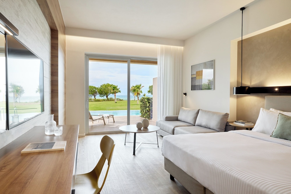 Classic Room, Pool Access, Partial Sea View thumbnail 6
