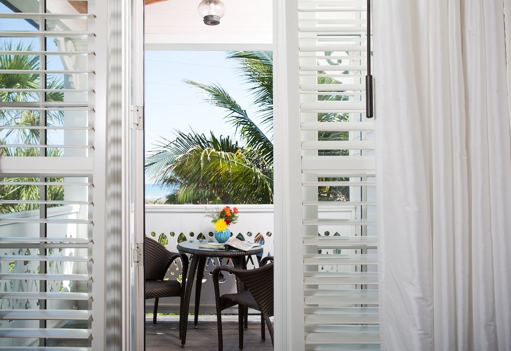 Premier Room, 1 King Bed, Jetted Tub, Partial Ocean View photo 2