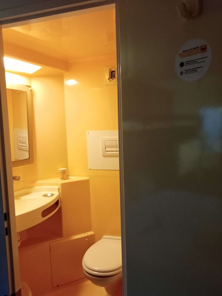 Standard Room, 3 Twin Beds - Photo 12