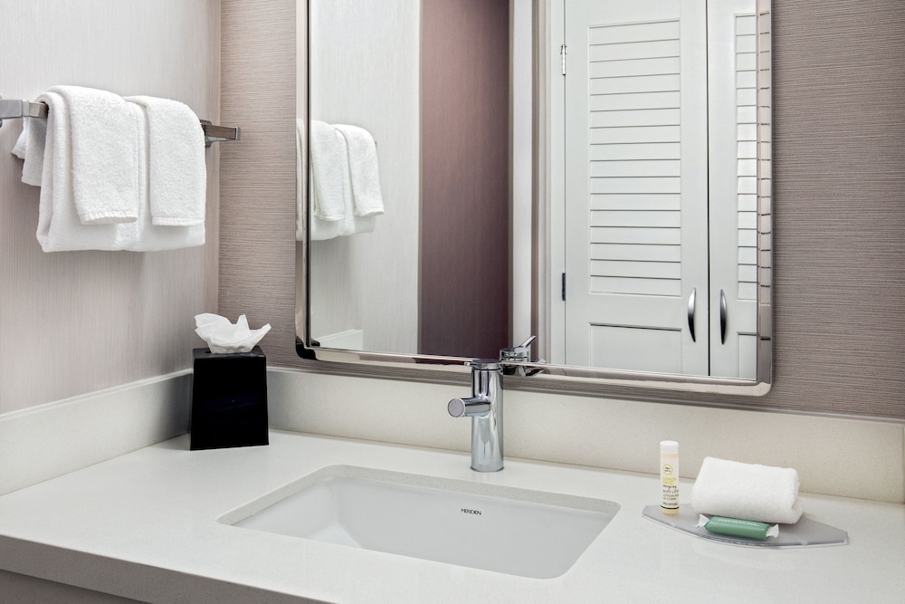 Suite, 1 Bedroom - Photo 12