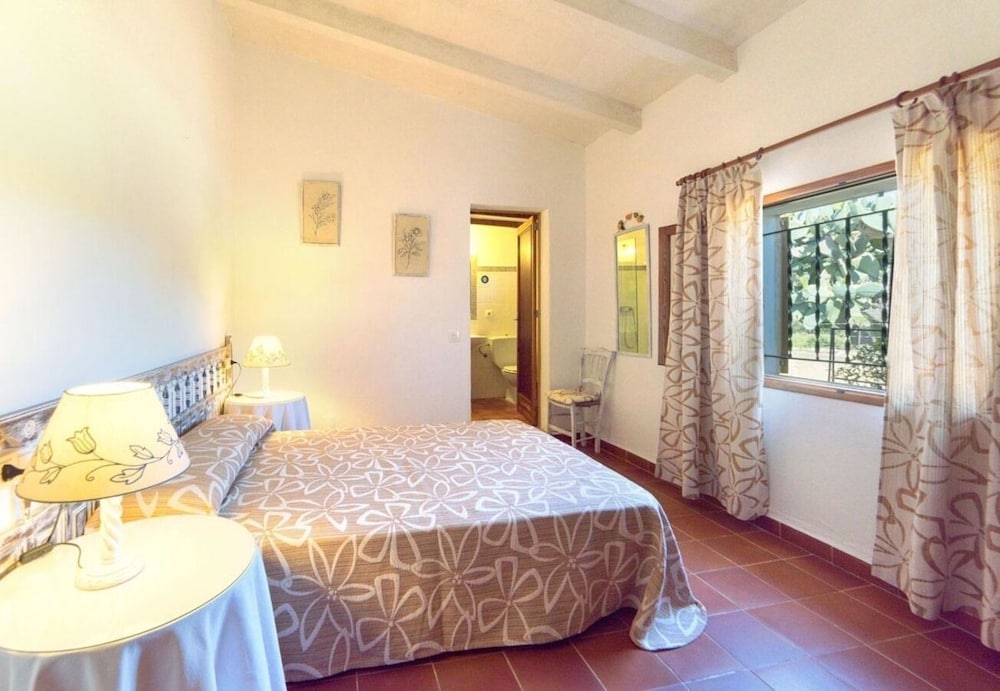 Villa Familiar, 3 Dormitorios, Vista al Jardín
