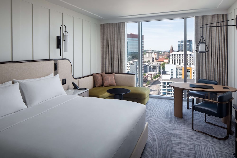 Deluxe Room, 1 King Bed, Accessible (Mobility, Roll In Shower) - Photo 4