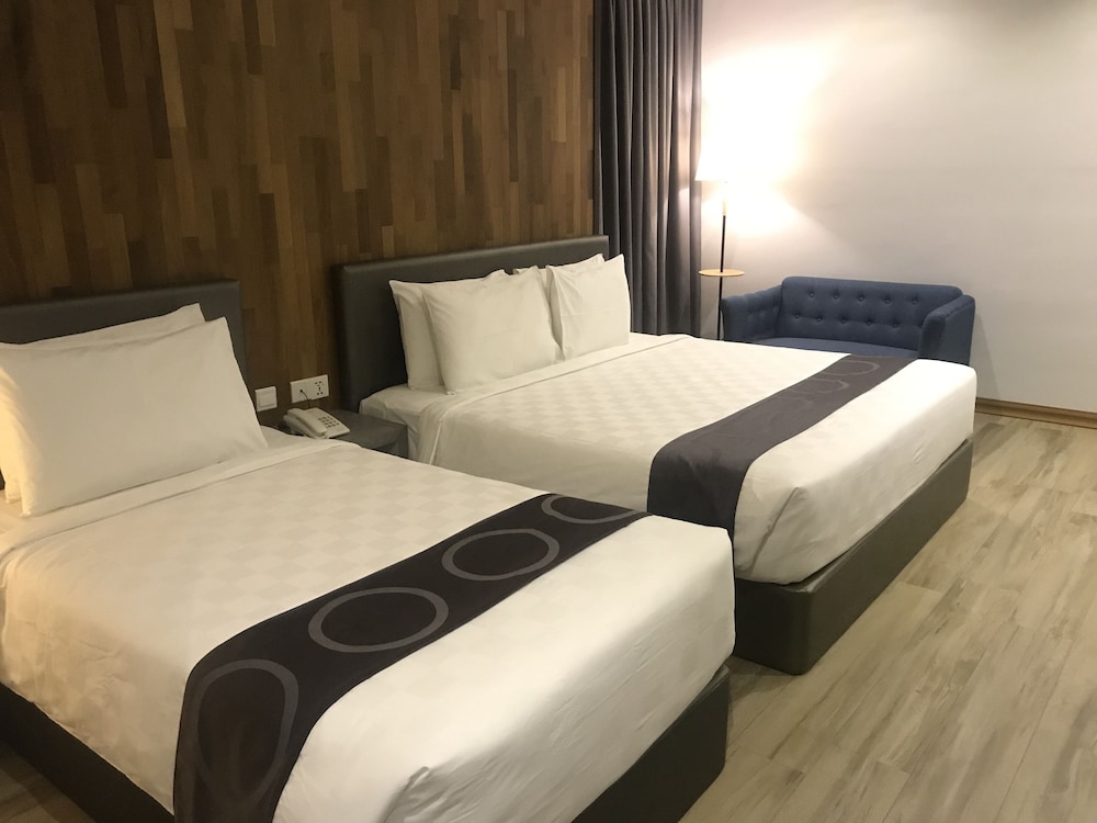 Deluxe Triple Room, City View