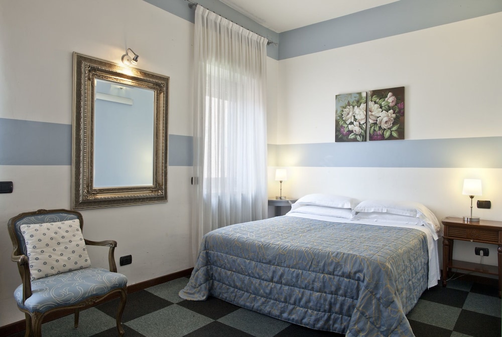 Standard Double Room - Photo 8