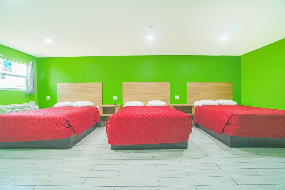 Room, Multiple Beds, Kitchenette - Photo 2
