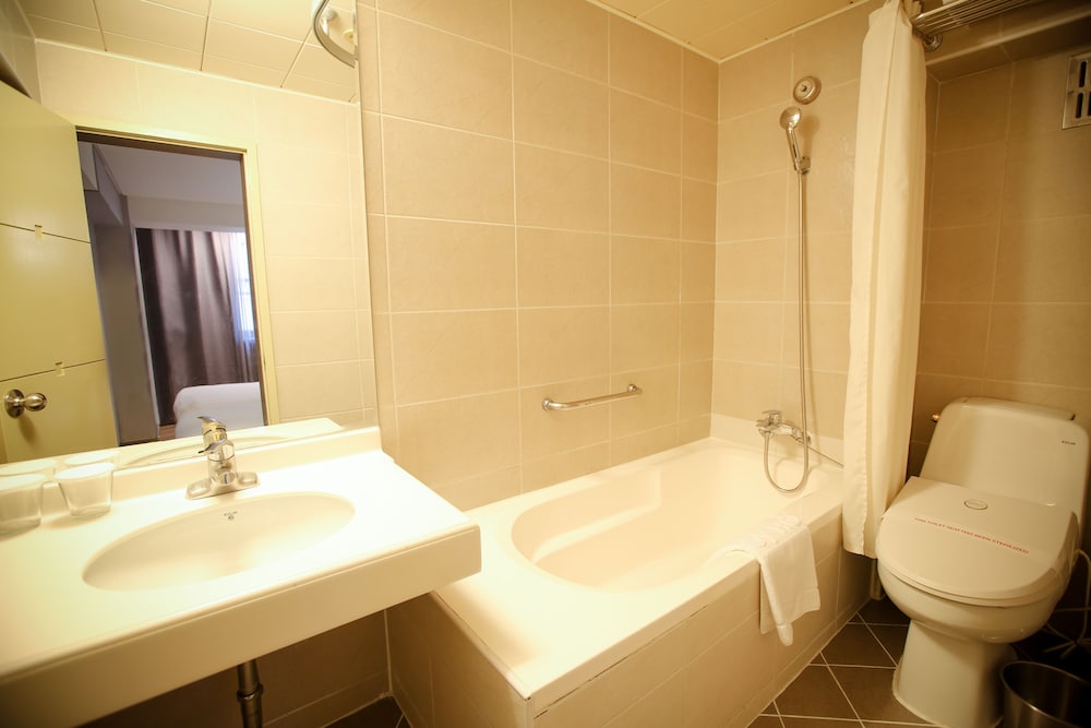 Deluxe Twin (No Parking, additional fee occurs if number of people booked & staying are different) - Photo 7