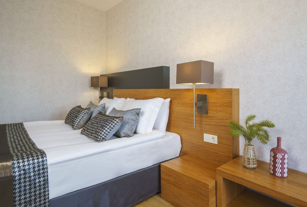 Superior Room, City View thumbnail 5