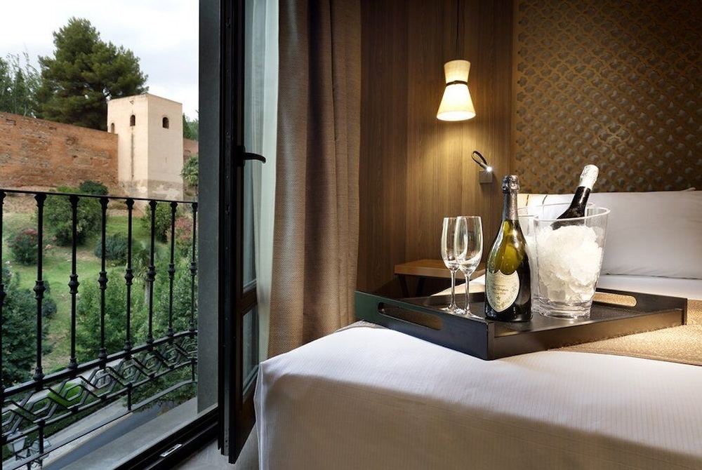 Room (Alhambra views)