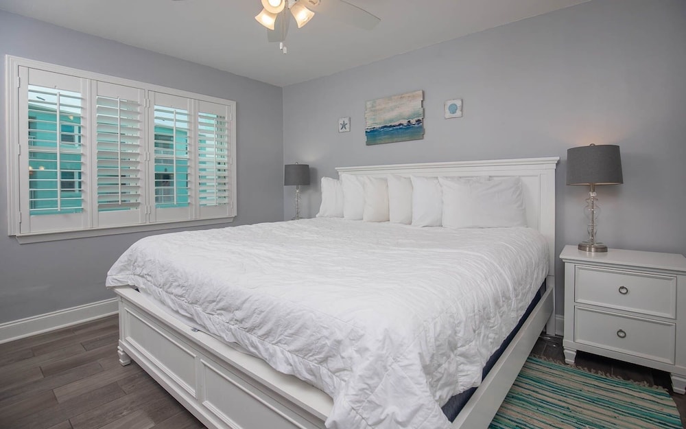 Condo, 2 Bedrooms