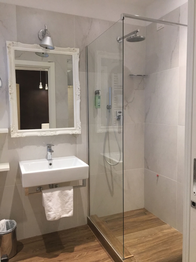 Suite - Photo 8