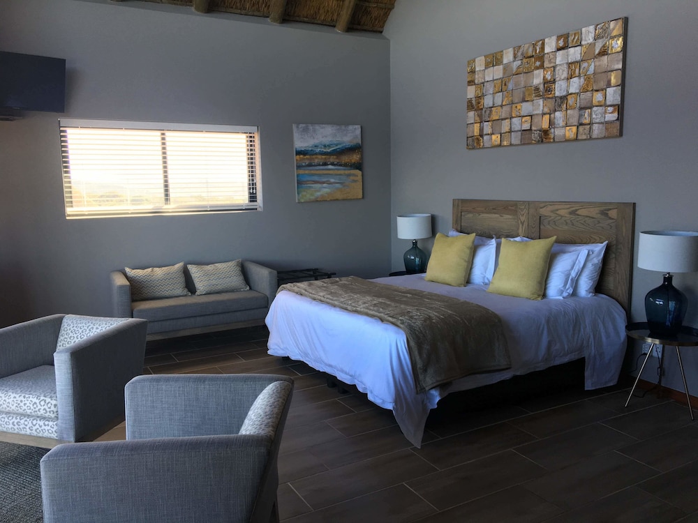 Leopard Family Room photo 3