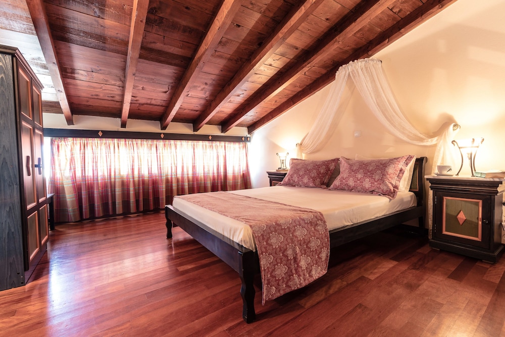 One Bedroom Apartment with Mountain View - Split Level photo 1