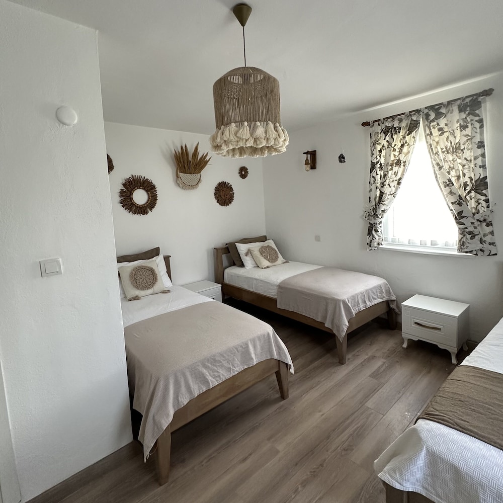 Standard Quadruple Room - Photo 7