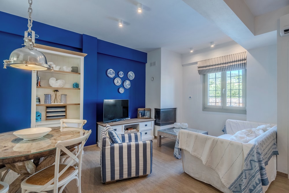 Villa (Blue) photo 2