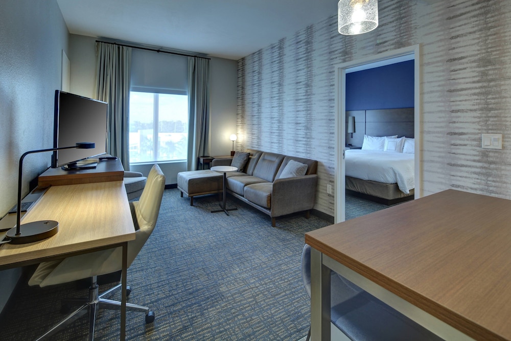 Suite, 1 Bedroom - Photo 2