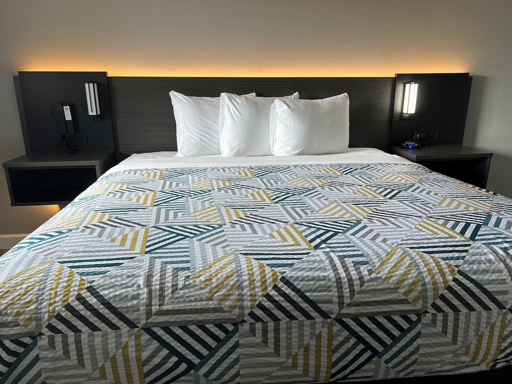 Standard Suite, 1 King Bed, Non Smoking, Kitchenette photo 2