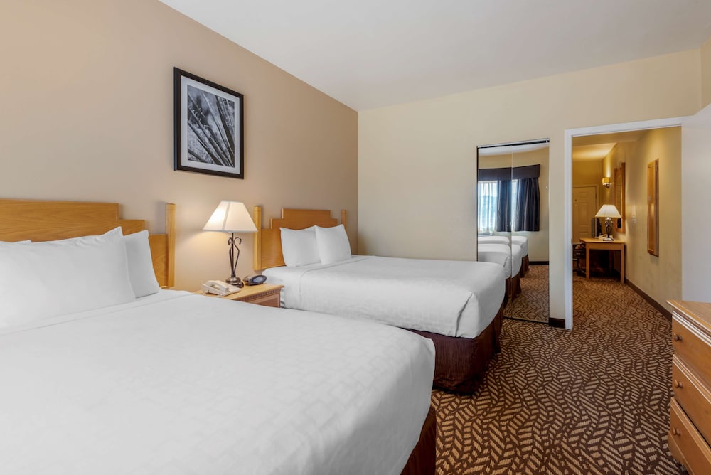 Suite, 2 Queen Beds, Non Smoking, Refrigerator