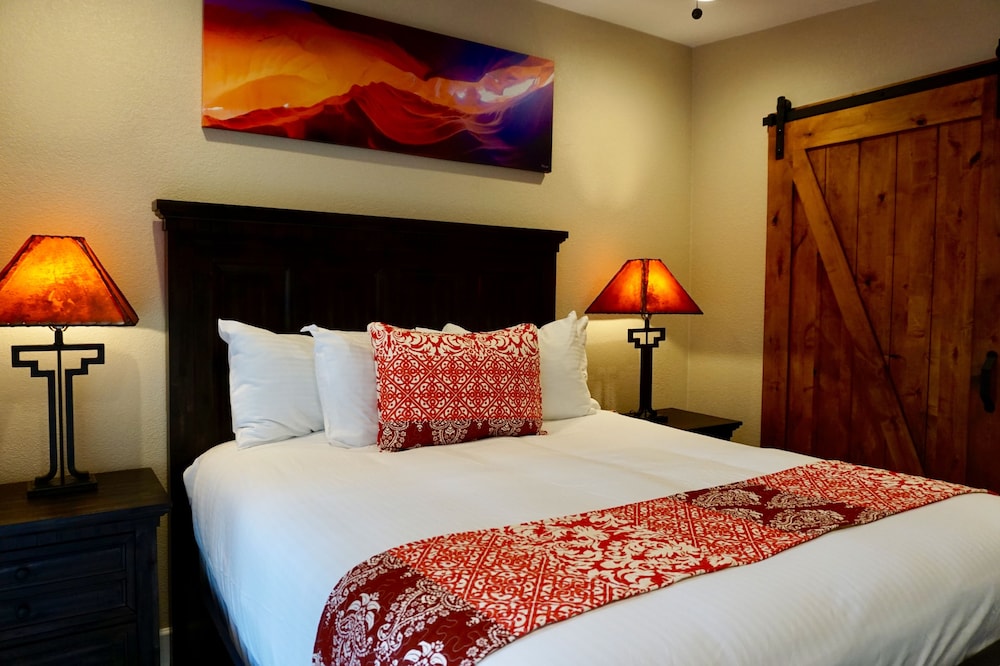 Deluxe Room, 1 Queen Bed (No Pets) photo 2