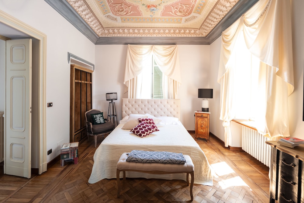Romantic Suite, Multiple Bedrooms, Jetted Tub, Courtyard Area photo 1