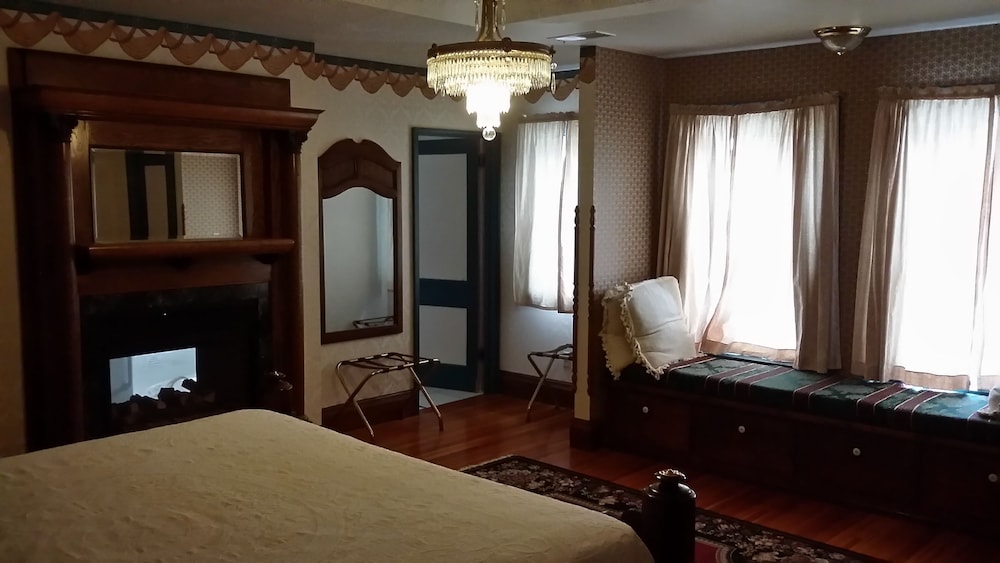 Signature Suite, 1 King Bed, Fireplace (Royal Splendor) photo 3