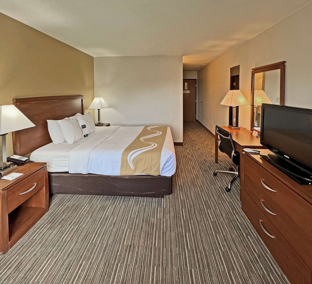 Standard Room, 1 King Bed, Non Smoking photo 3