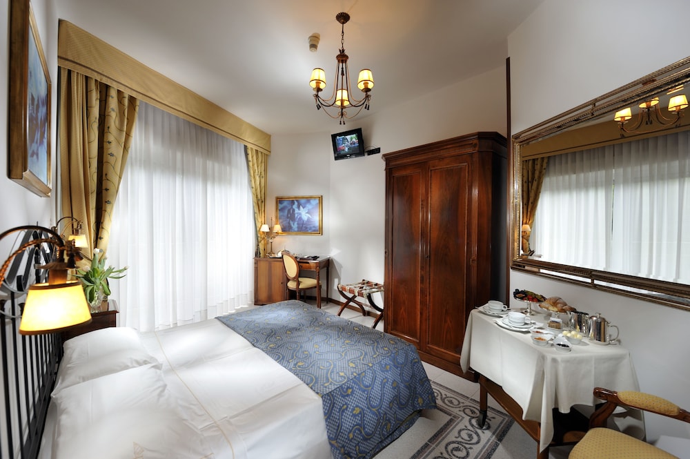Classic Room, Connecting Rooms