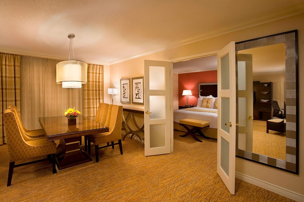 Suite, 1 Queen Bed With Sofa Bed