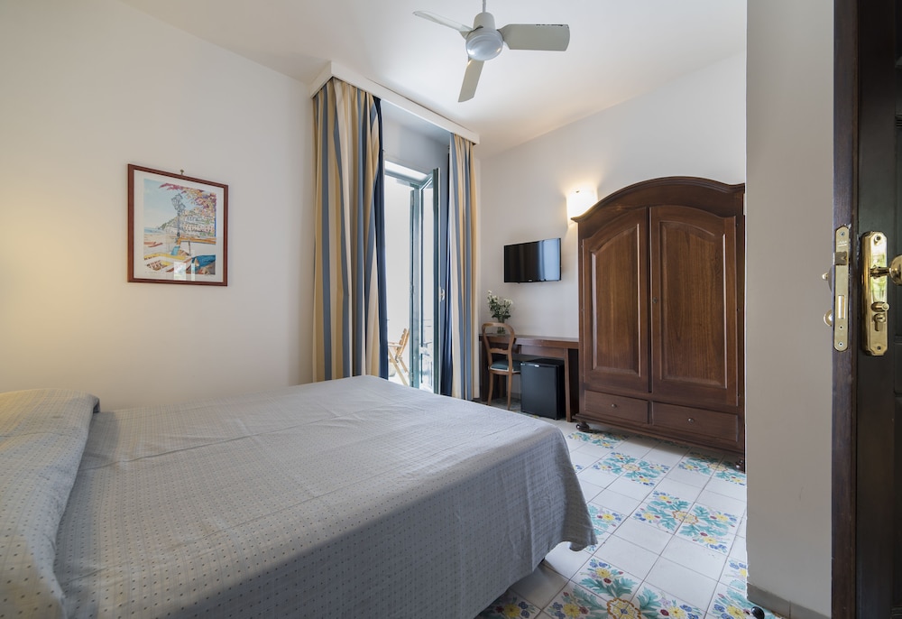 Comfort Room, City View - Photo 10