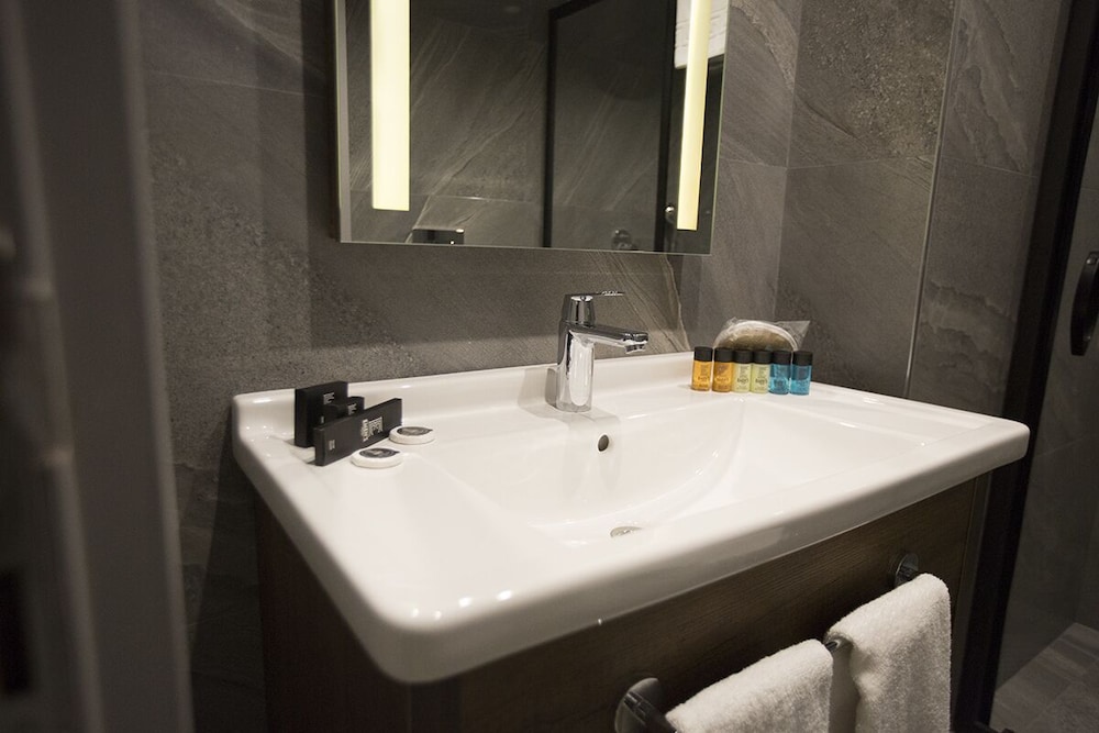 Standard Twin Room - Photo 3