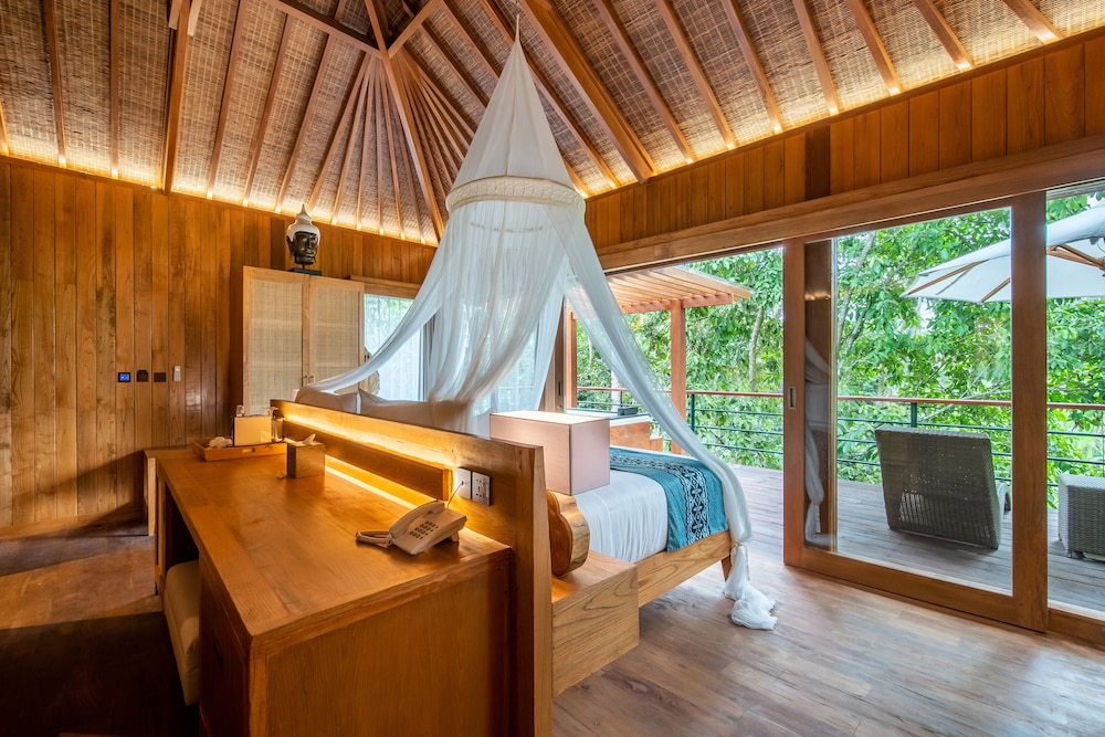 Deluxe Suite with Hot Tub and Free Scheduled Activities - Photo 4