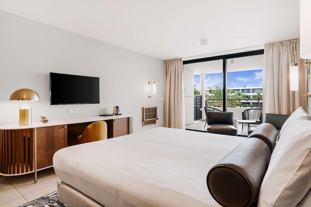 Deluxe Room, 1 King Bed, Partial Ocean View