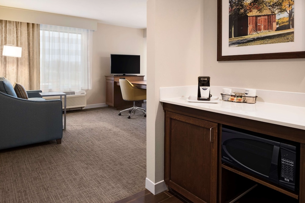 Studio, 1 King Bed, Accessible (Mobility & Hearing, Roll-in Shower) photo 3