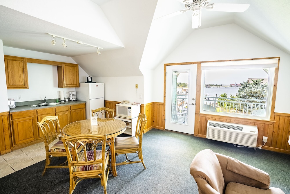 Standard Suite, 1 Bedroom, Non Smoking (301 or 302, Private Deck, Harborfront) photo 3