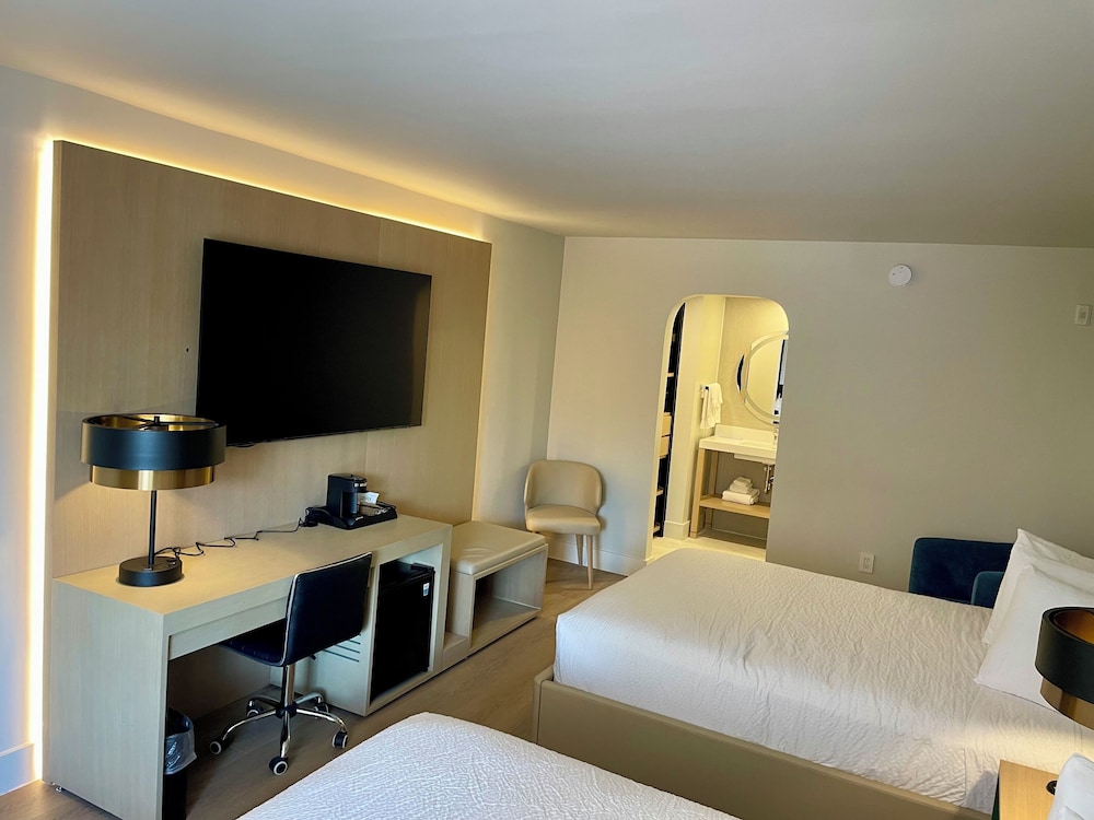 Deluxe Mini Suite Two Queen Beds - Photo 3