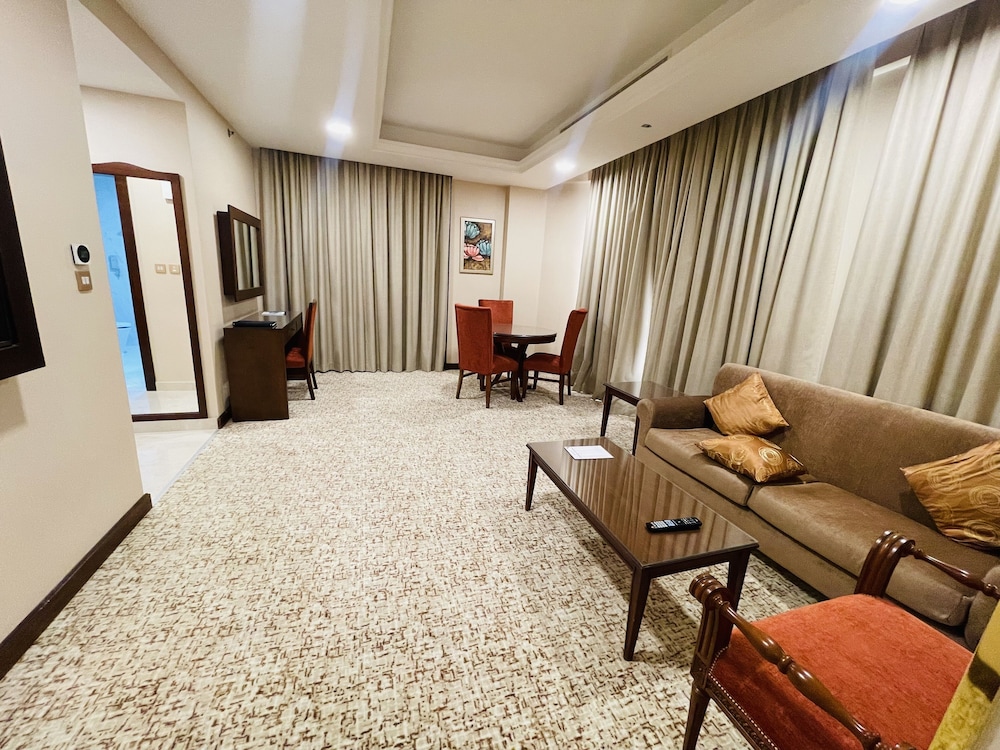 Family Room, 1 King Bed, Non Smoking, City View photo 2