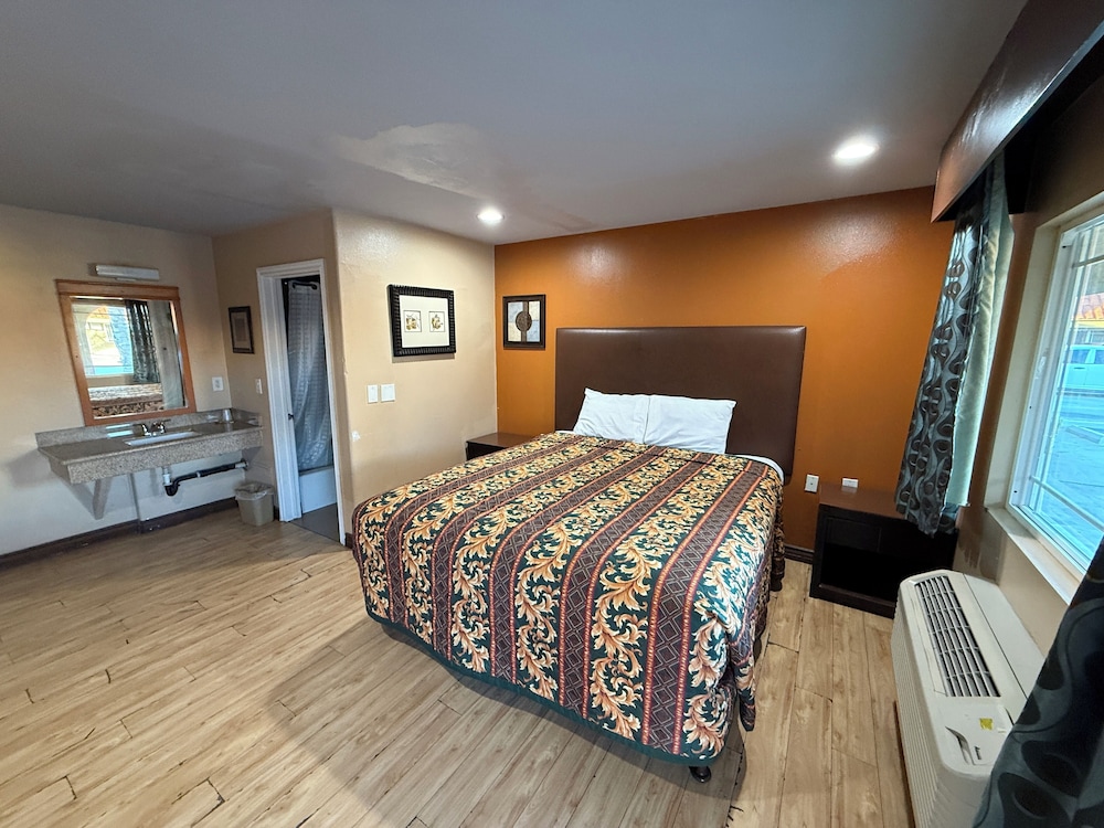 Room, 1 King Bed, Non Smoking photo 1
