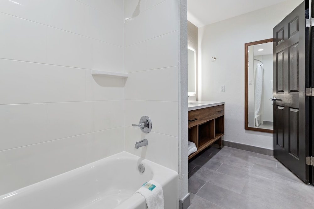 Suite, Multiple Beds, Non Smoking - Photo 17